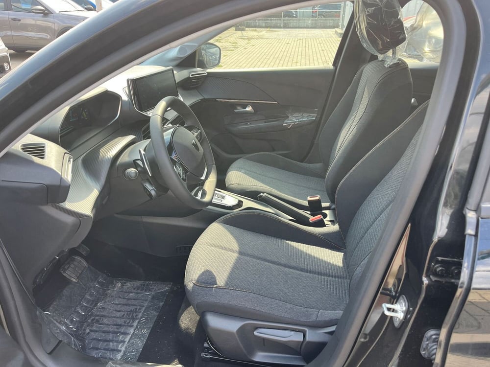 Peugeot 208 nuova a Milano (5)