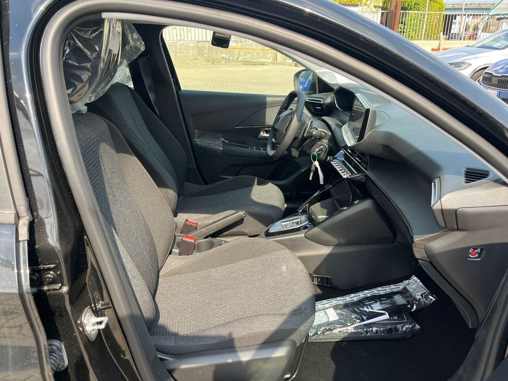 Peugeot 208 nuova a Milano (6)