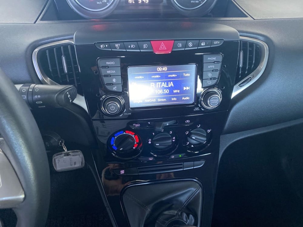 Lancia Ypsilon usata a Bergamo (14)