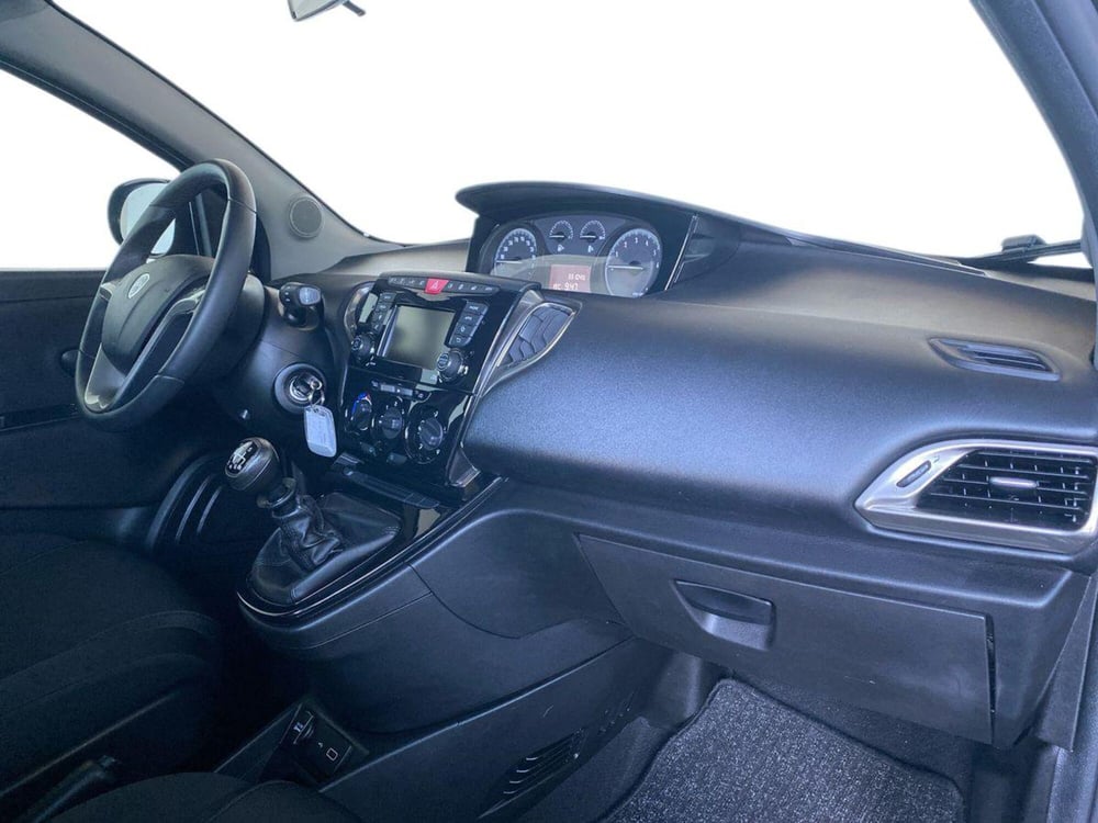 Lancia Ypsilon usata a Bergamo (15)