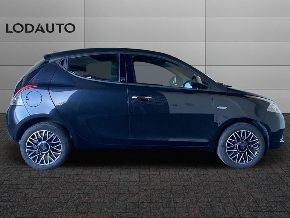 Lancia Ypsilon usata a Bergamo (5)