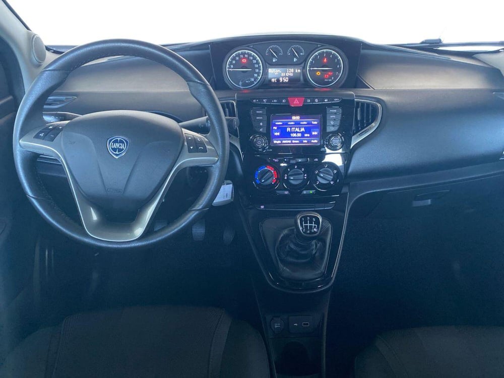 Lancia Ypsilon usata a Bergamo (9)