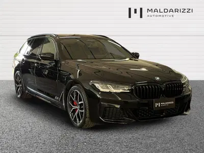 BMW Serie 5 Touring 520d 48V xDrive  Msport del 2023 usata a Bari