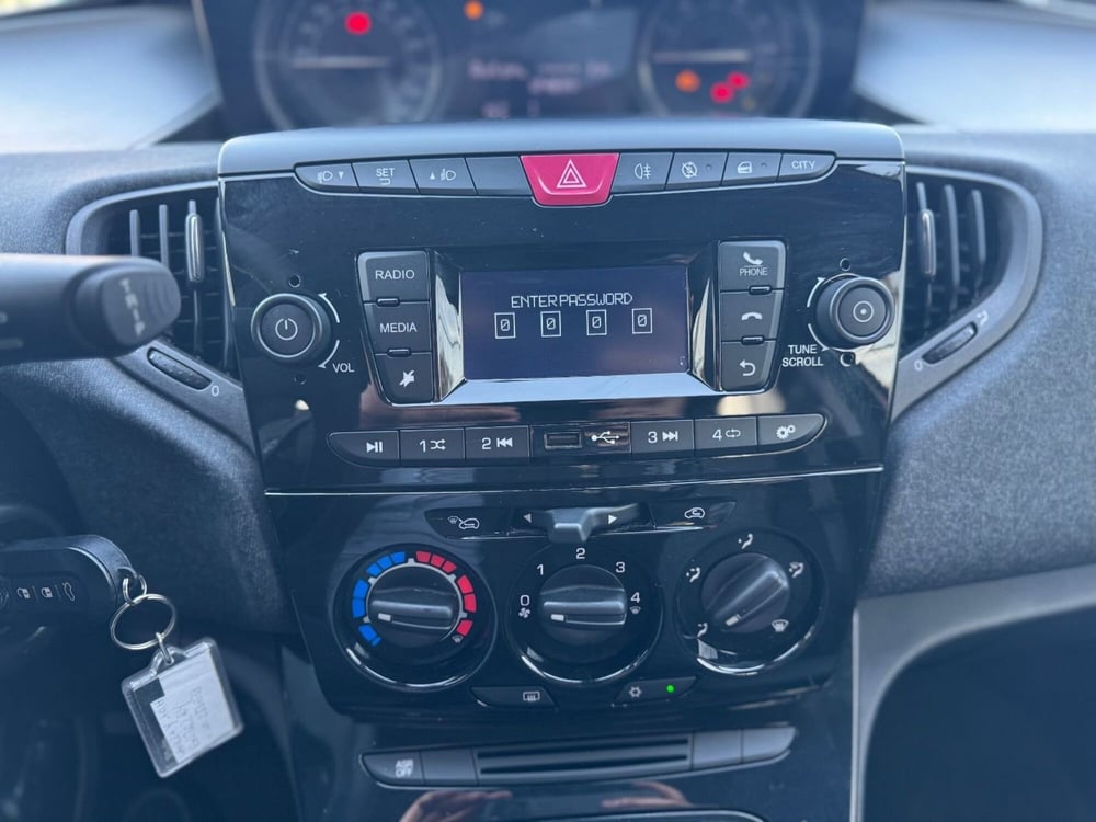 Lancia Ypsilon usata a Salerno (10)