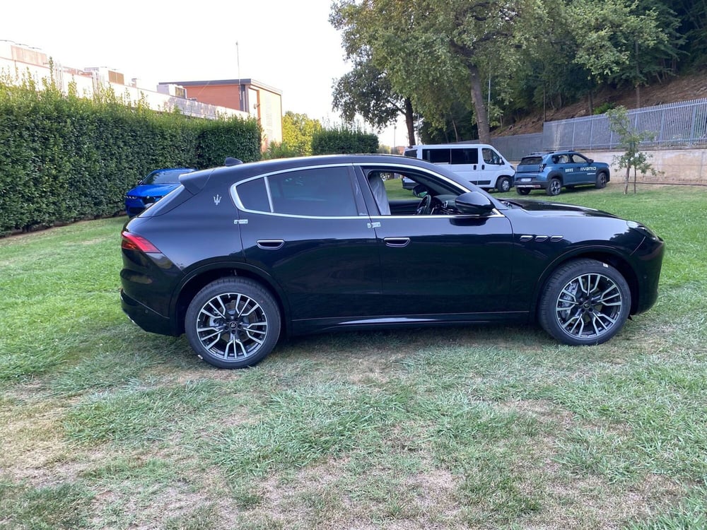 Maserati Grecale nuova a Salerno (15)