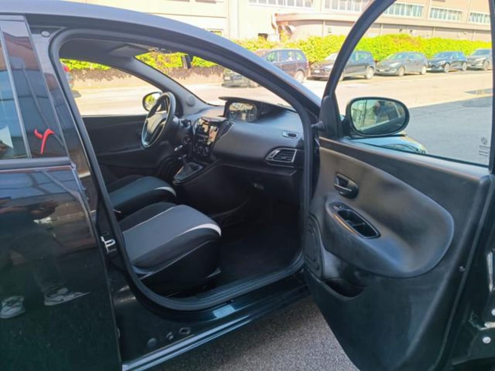 Lancia Ypsilon usata a Pisa (16)