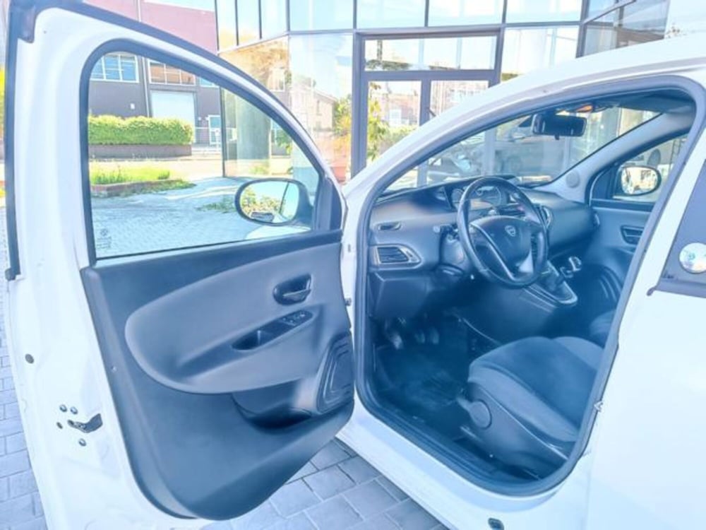 Lancia Ypsilon usata a Pisa (10)