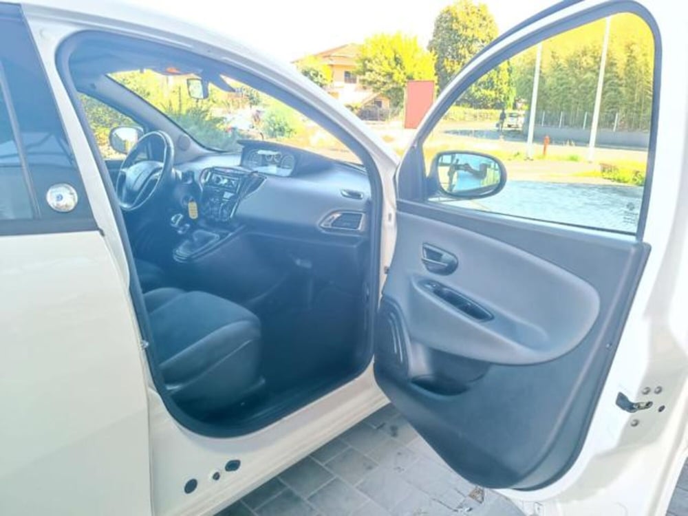 Lancia Ypsilon usata a Pisa (13)