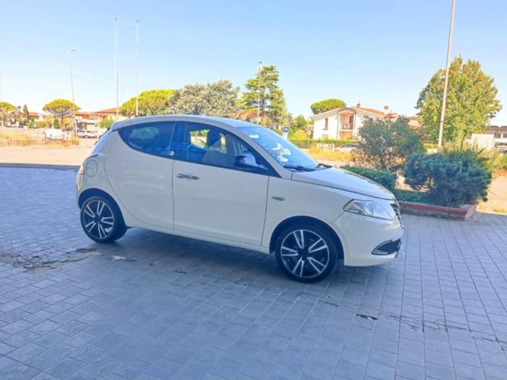 Lancia Ypsilon usata a Pisa (16)