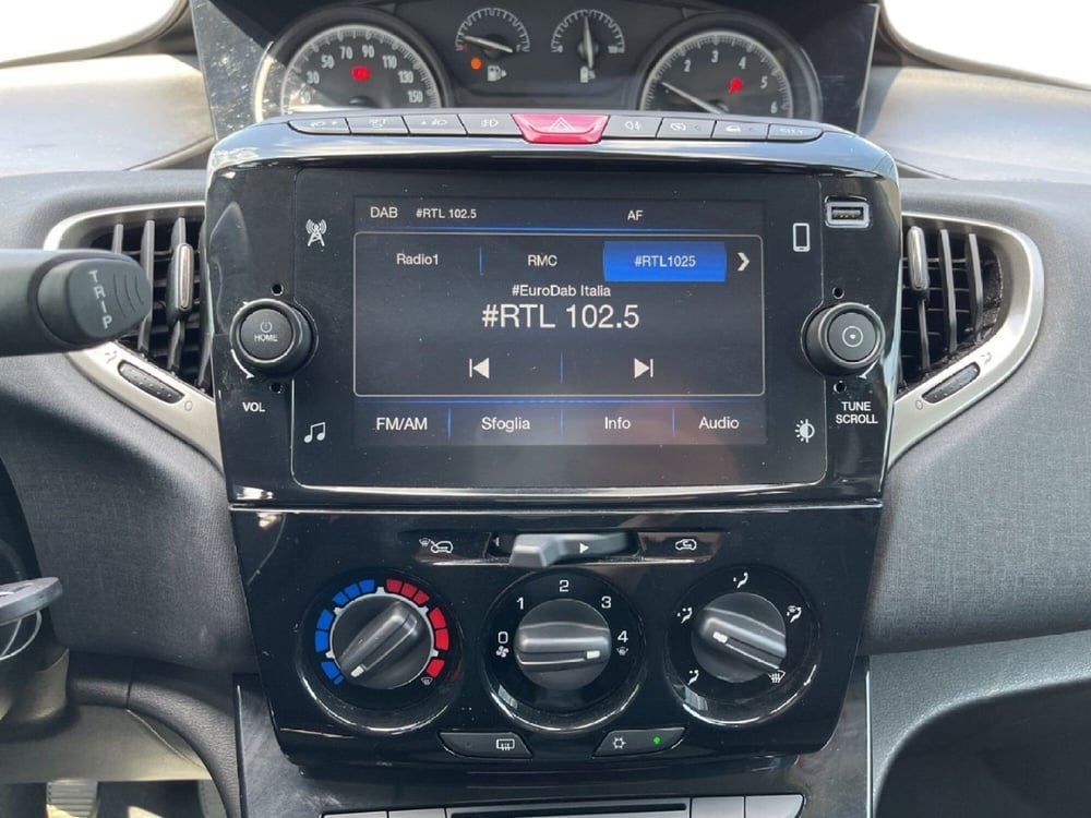 Lancia Ypsilon usata a Torino (13)