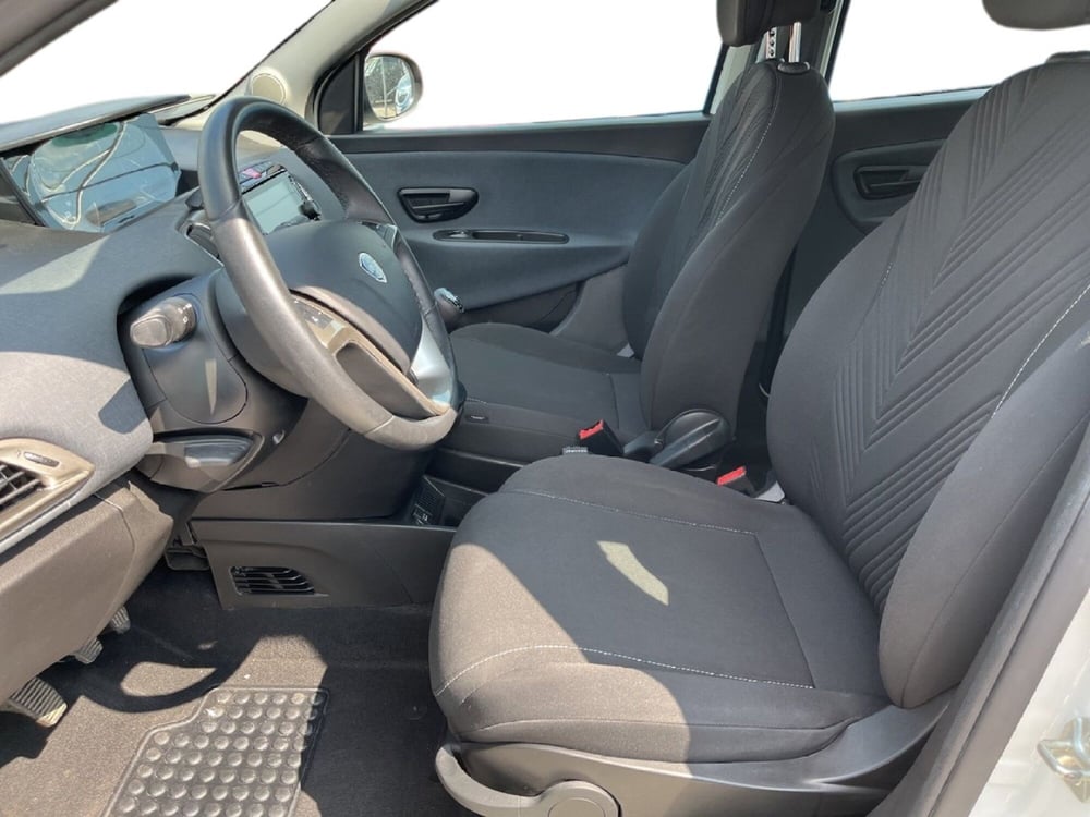 Lancia Ypsilon usata a Torino (9)