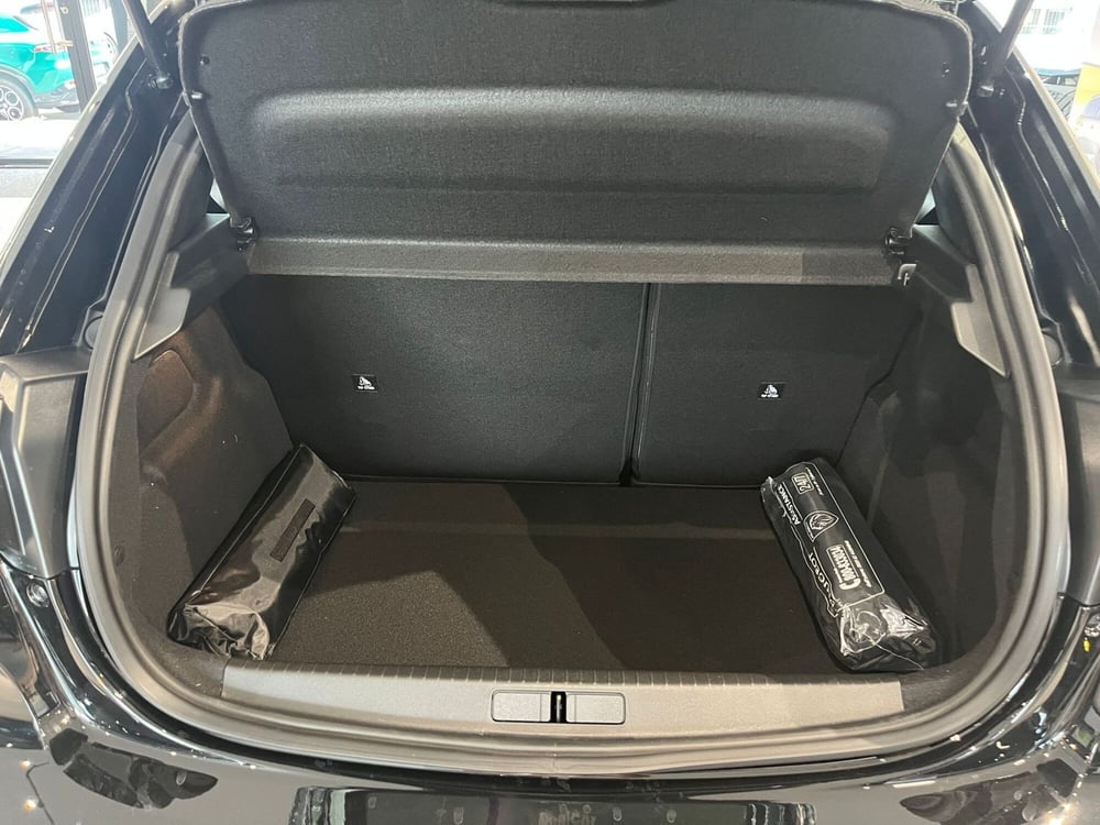Peugeot 208 nuova a Milano (10)
