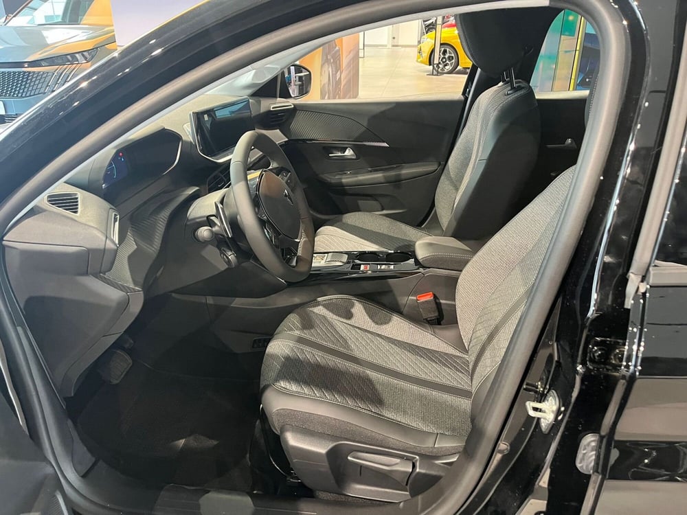 Peugeot 208 nuova a Milano (12)