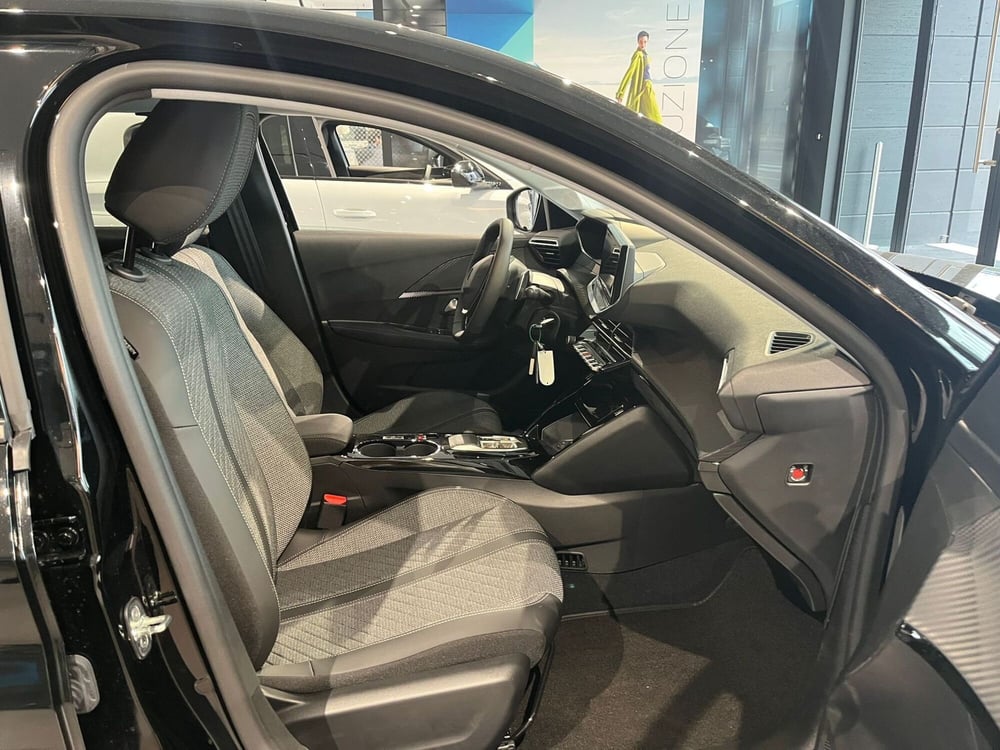 Peugeot 208 nuova a Milano (13)