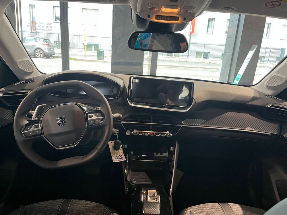 Peugeot 208 nuova a Milano (16)