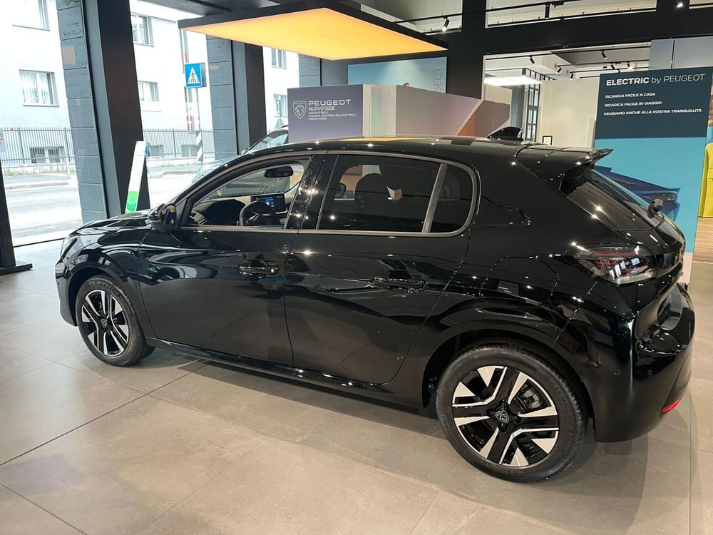 Peugeot 208 nuova a Milano (4)