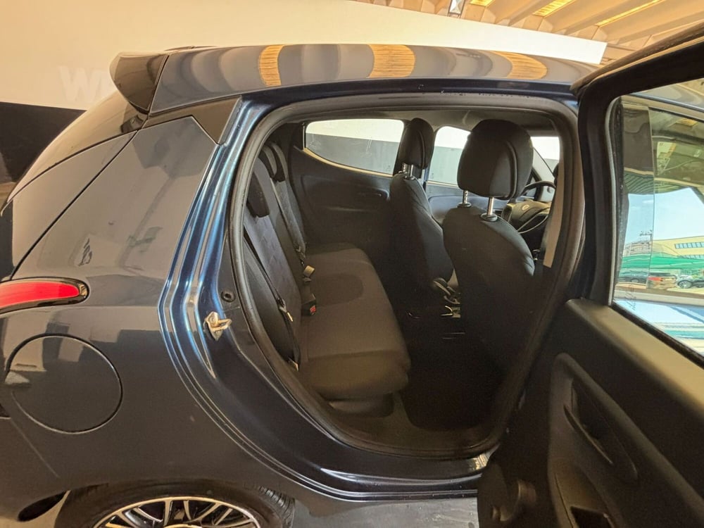 Lancia Ypsilon usata a Milano (11)