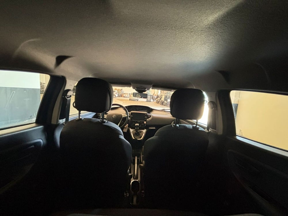 Lancia Ypsilon usata a Milano (12)