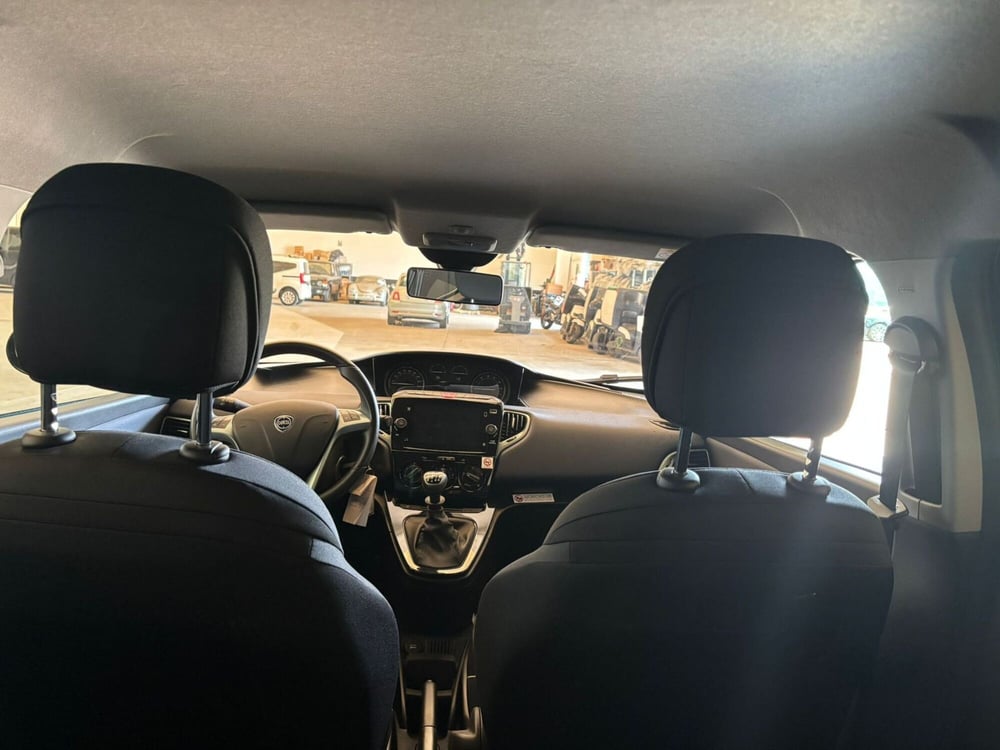 Lancia Ypsilon usata a Milano (13)