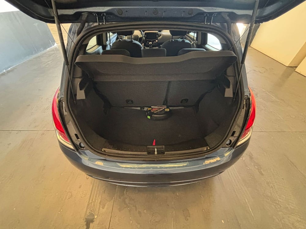 Lancia Ypsilon usata a Milano (9)
