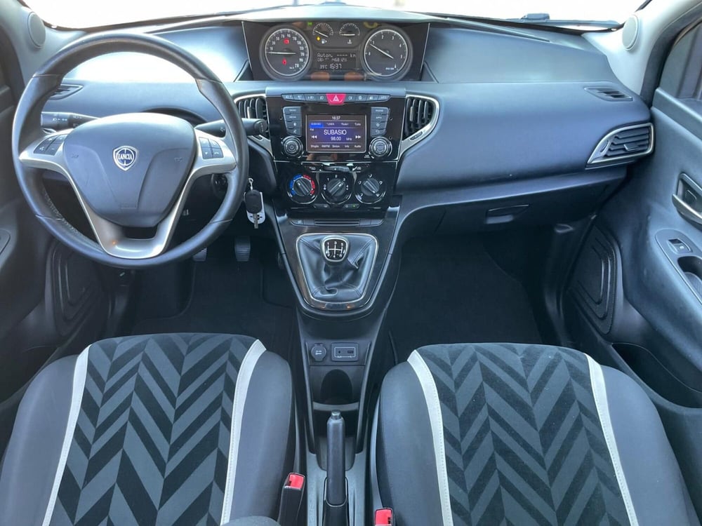 Lancia Ypsilon usata a Ancona (12)