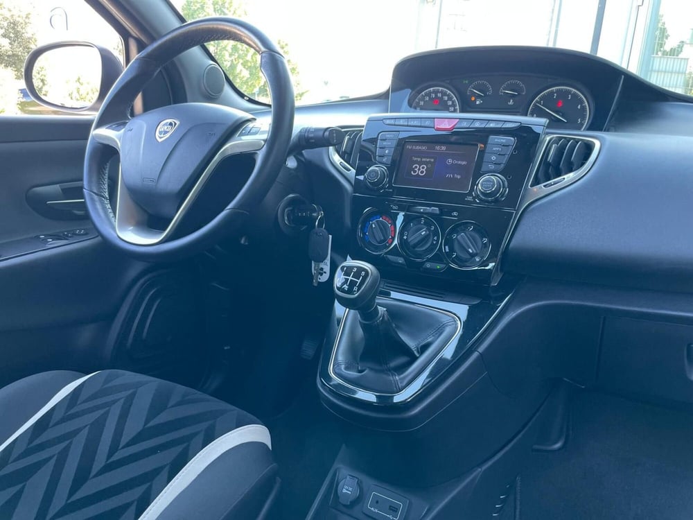 Lancia Ypsilon usata a Ancona (19)