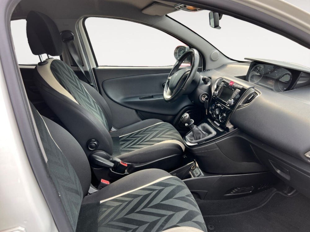 Lancia Ypsilon usata a Verona (7)