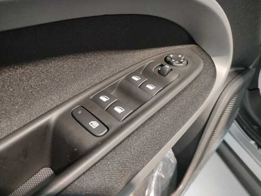 Jeep Avenger nuova a Teramo (18)