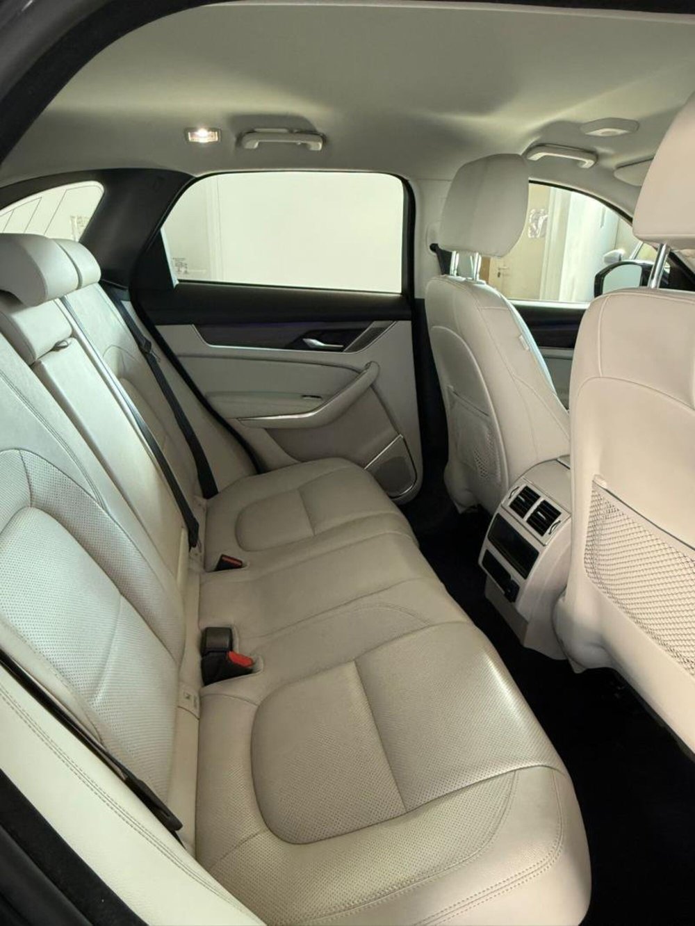 Jaguar F-Pace usata a Venezia (4)