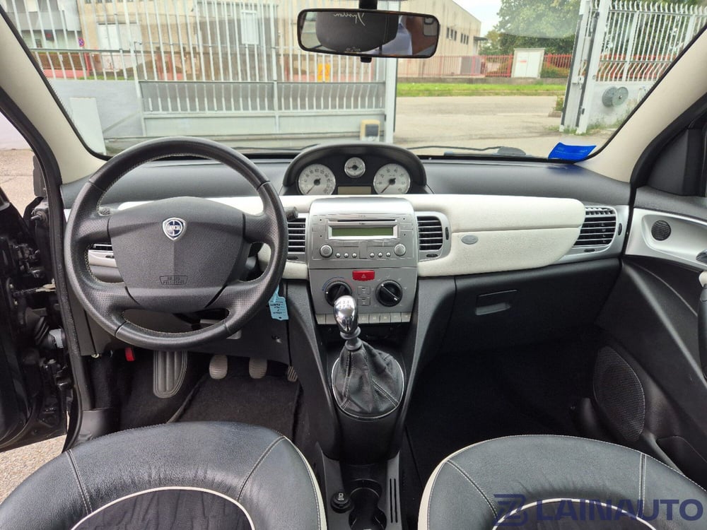 Lancia Ypsilon usata a Milano (16)