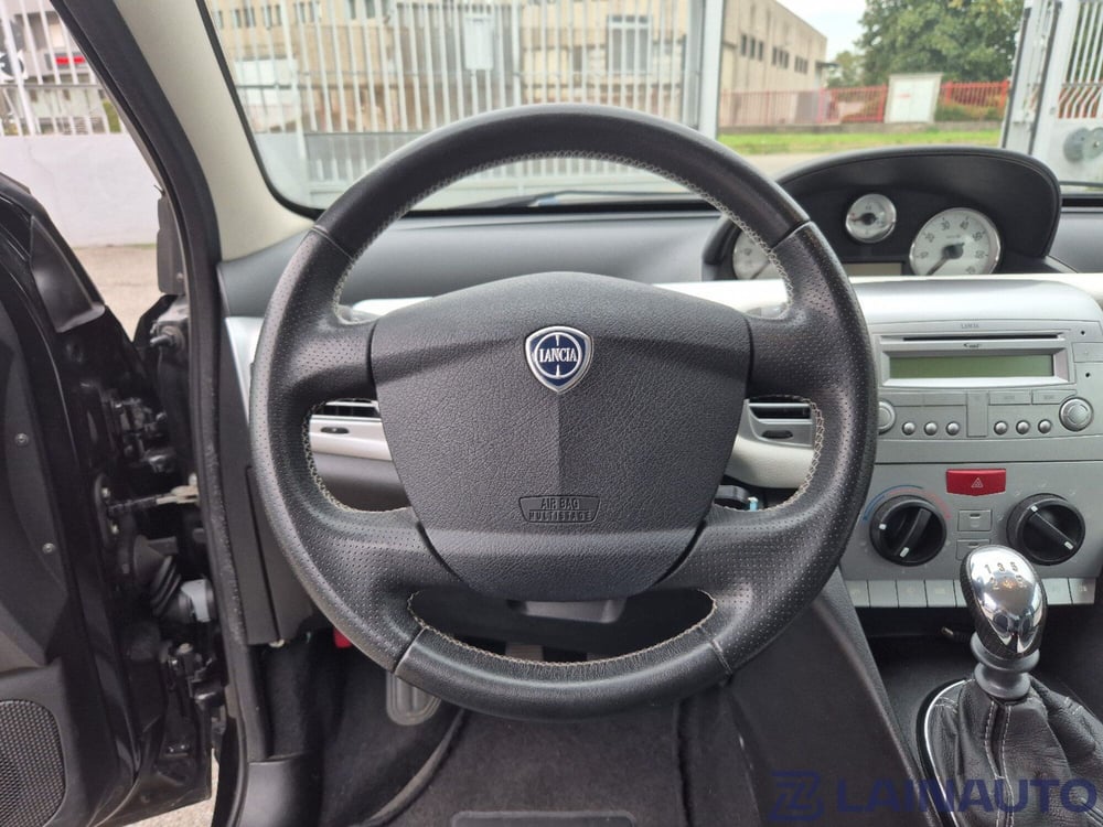Lancia Ypsilon usata a Milano (17)