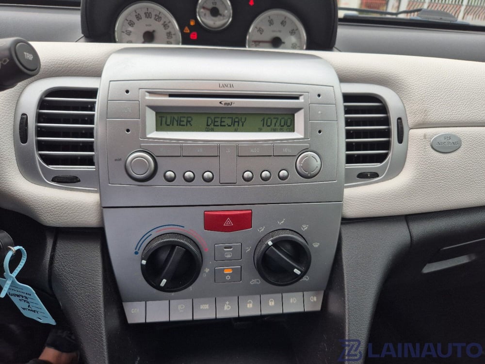 Lancia Ypsilon usata a Milano (20)
