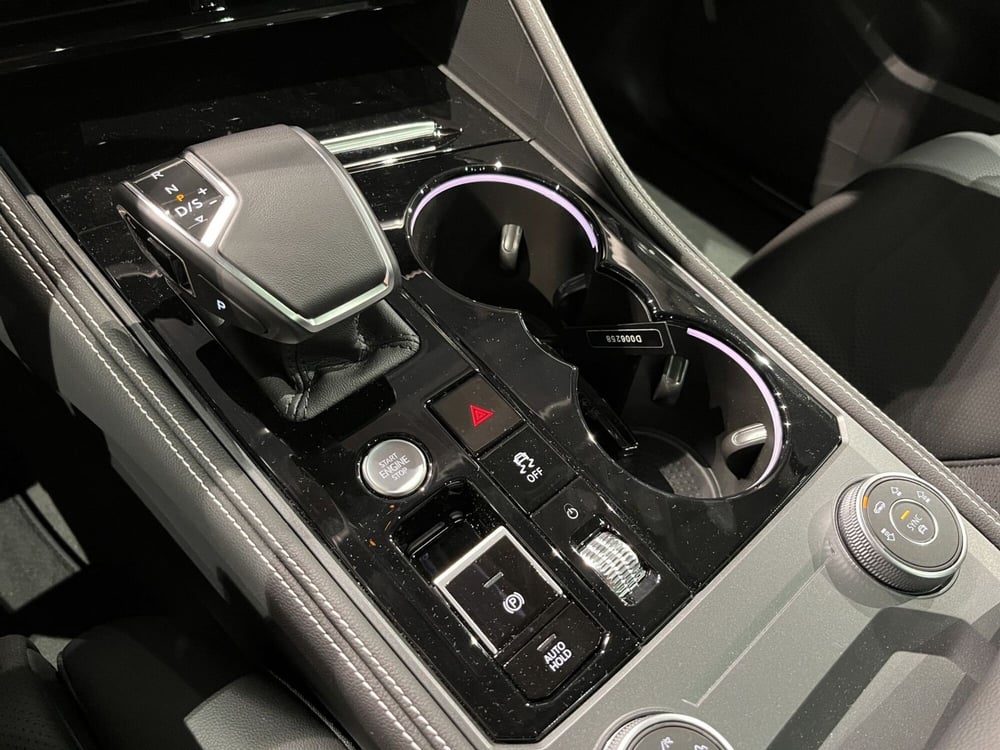 Volkswagen Touareg nuova a Padova (14)