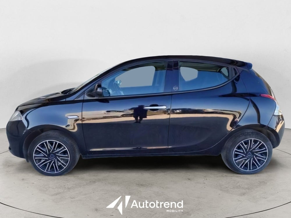 Lancia Ypsilon usata a Bari (4)