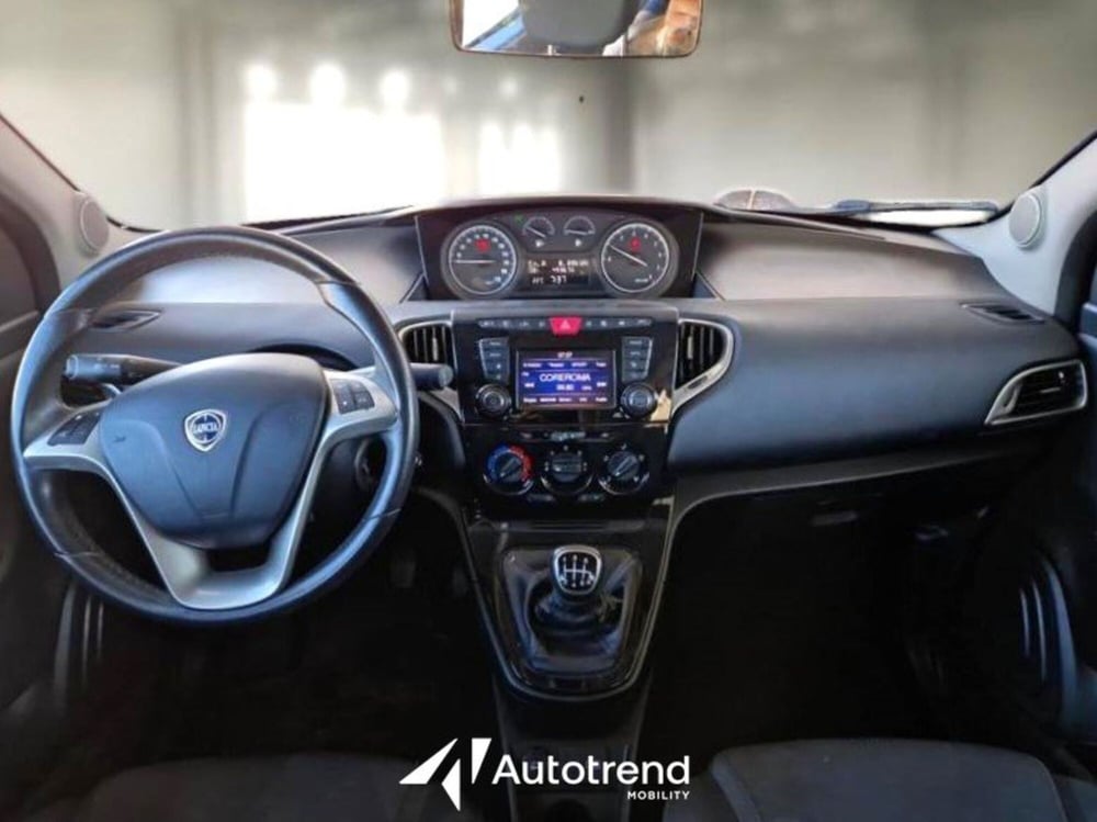 Lancia Ypsilon usata a Bari (5)