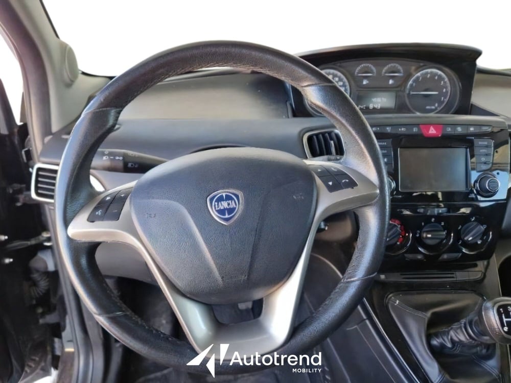 Lancia Ypsilon usata a Bari (8)