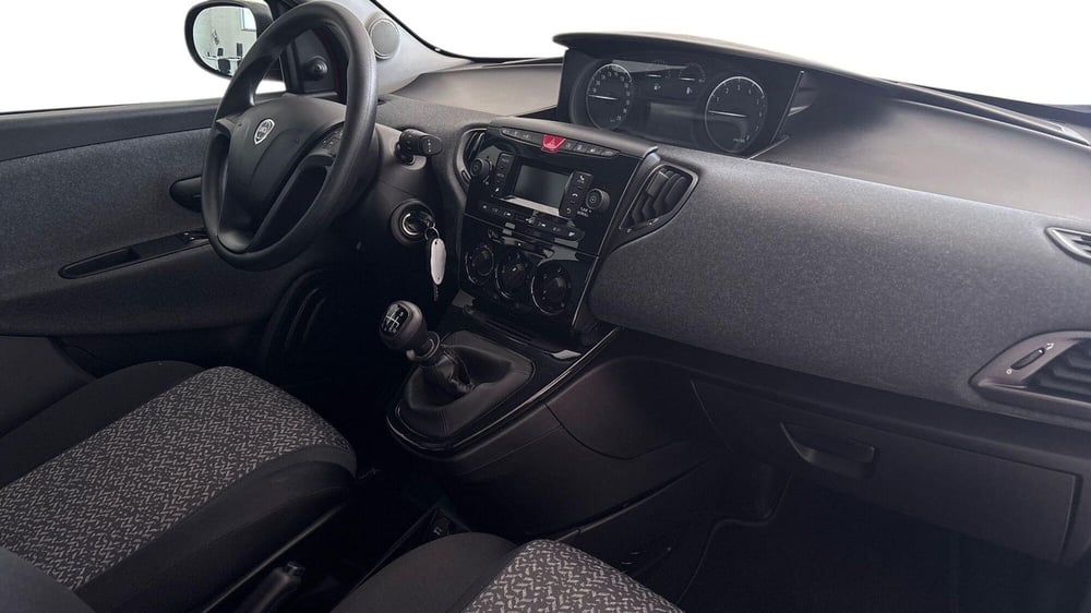 Lancia Ypsilon usata  (10)