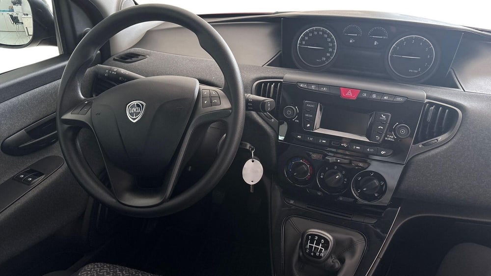 Lancia Ypsilon usata  (12)