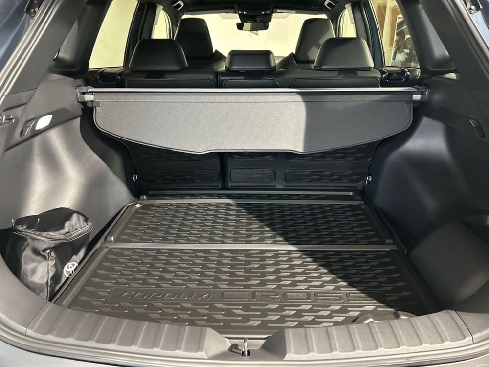 Toyota Corolla Cross Hybrid nuova a Lecco (12)