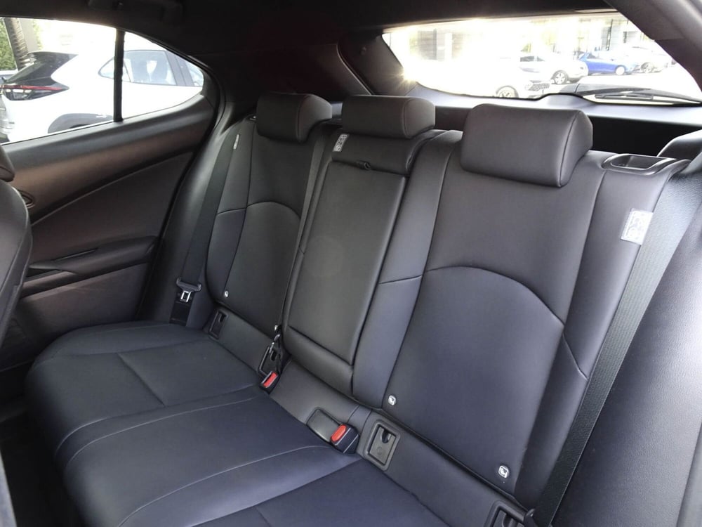 Lexus UX usata a Treviso (12)
