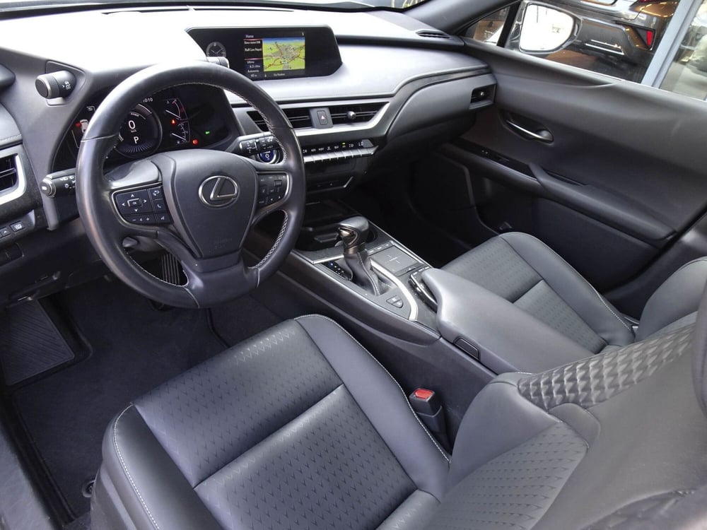 Lexus UX usata a Treviso (9)