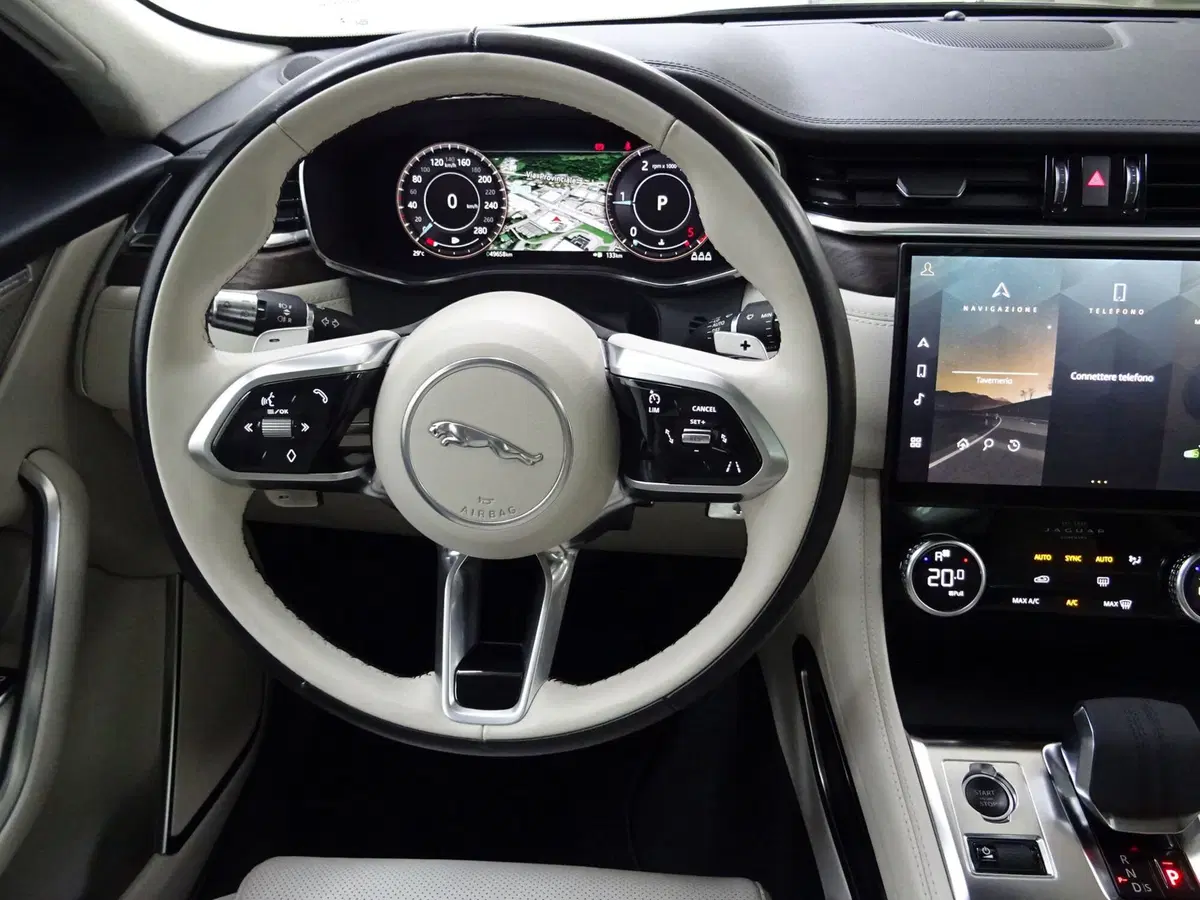Jaguar F-Pace usata a Como (10)