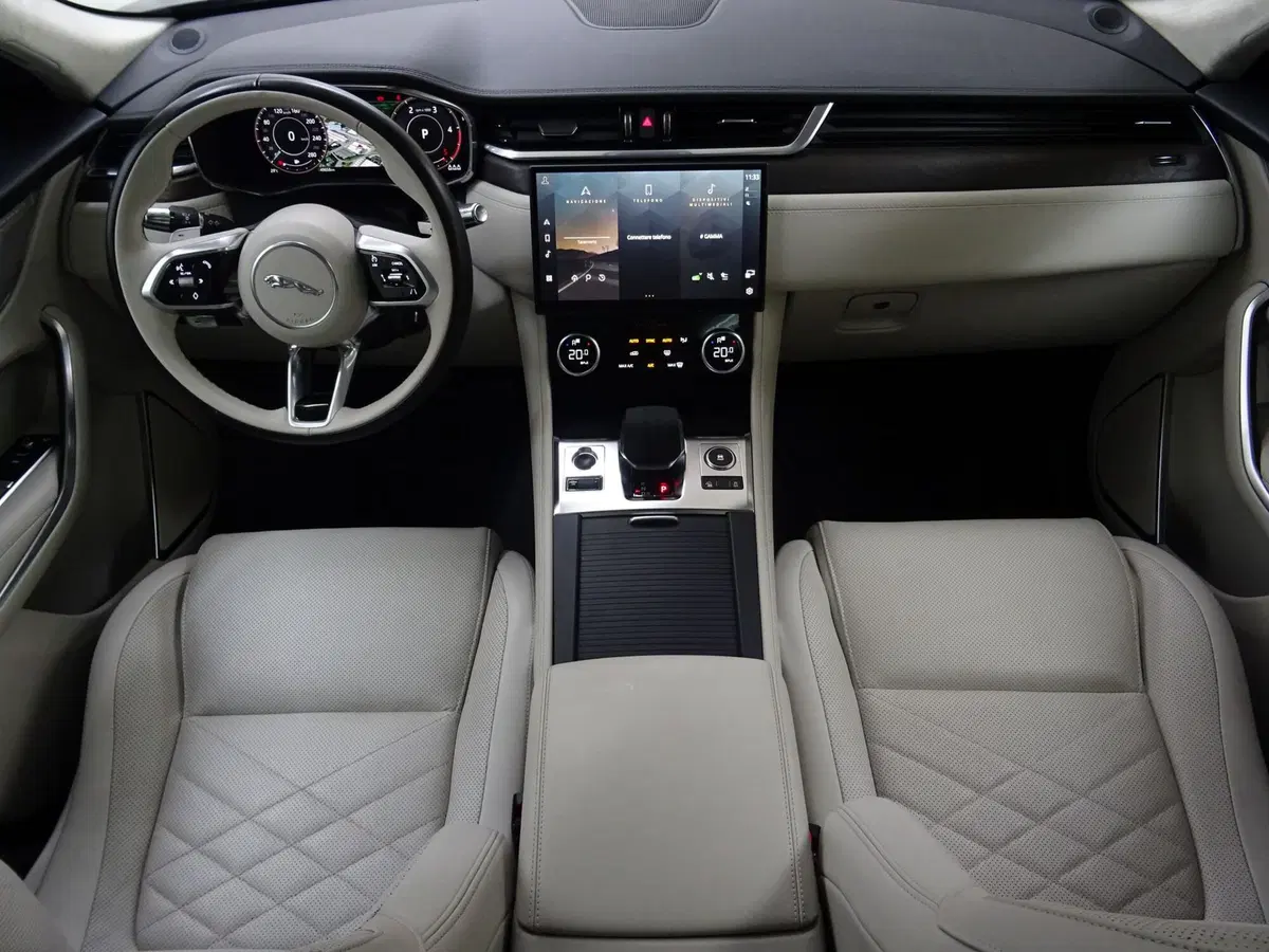 Jaguar F-Pace usata a Como (4)