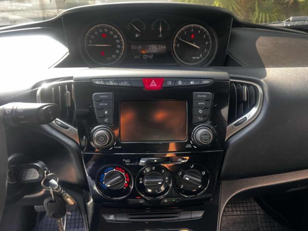 Lancia Ypsilon usata a Sassari (12)