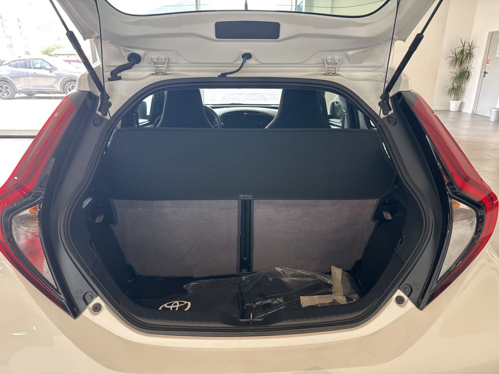 Toyota Aygo X nuova a Sassari (14)
