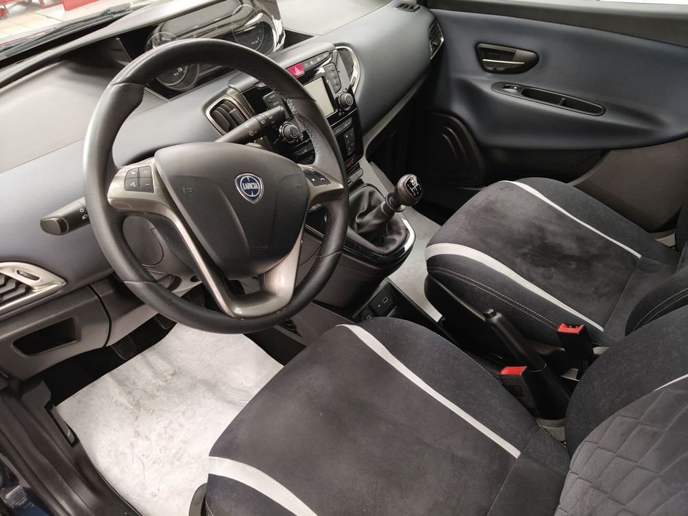 Lancia Ypsilon usata a Roma (11)