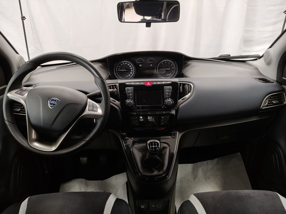 Lancia Ypsilon usata a Roma (8)