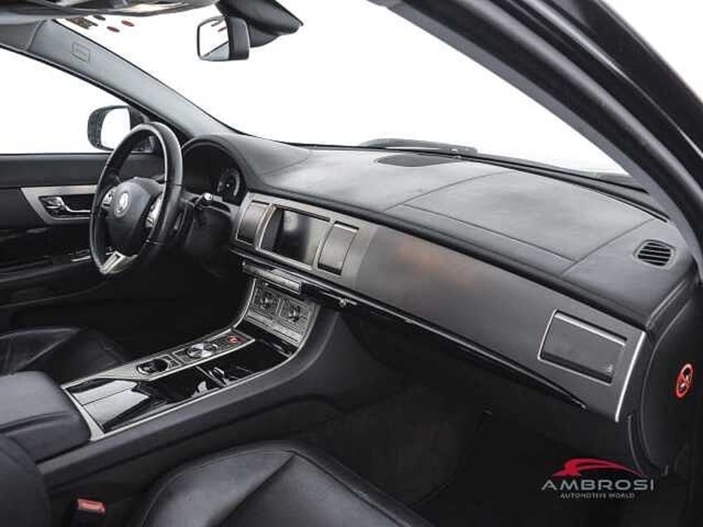 Jaguar XF usata a Viterbo (12)