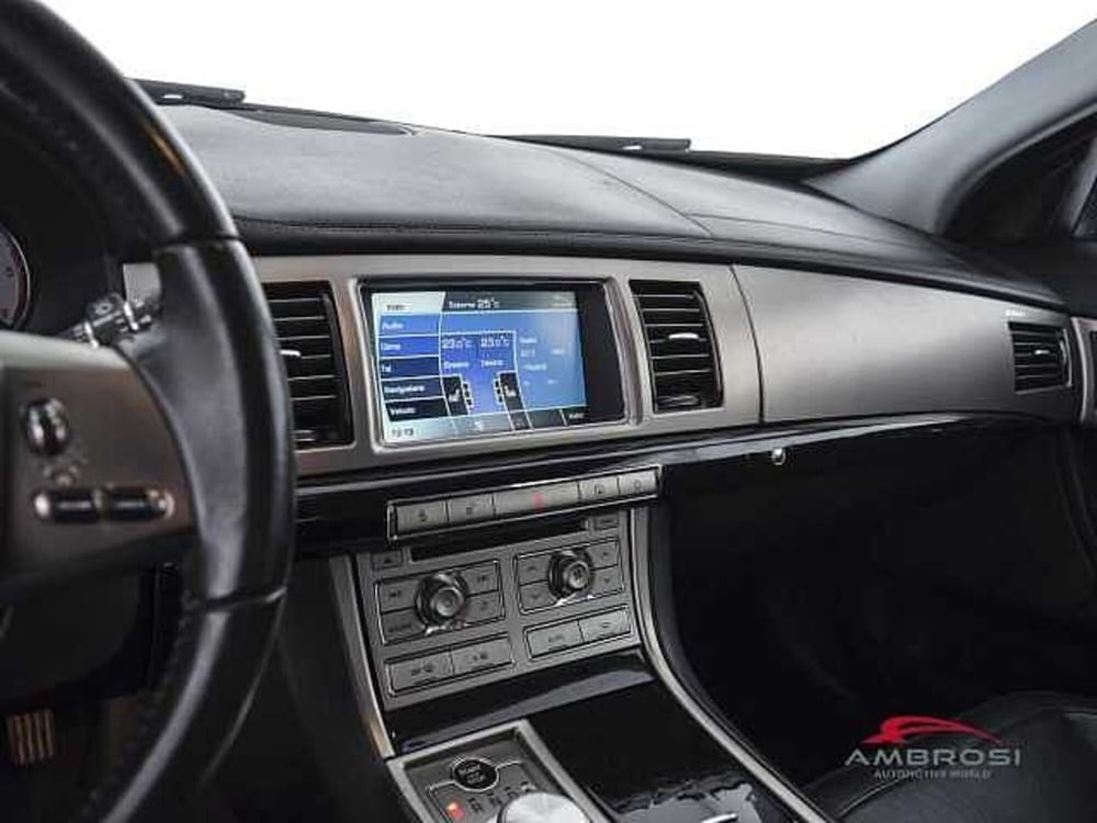 Jaguar XF usata a Viterbo (19)