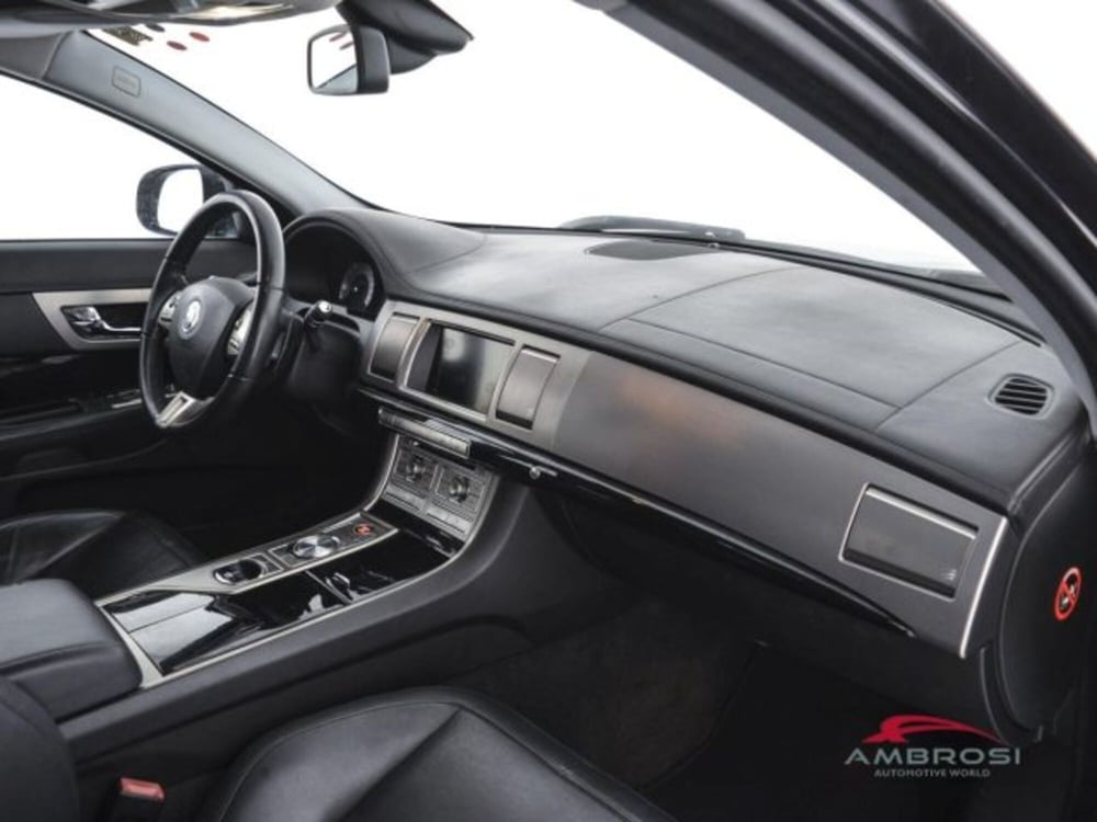 Jaguar XF usata a Perugia (12)